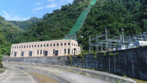 門牌潭發電所1919年開工，1934年完工後改名日月潭第一發電所，啟用時總裝置容量100MW，是當時亞洲最大的發電廠。二戰後1946年10月修復恢復供電，總統蔣中正偕夫人巡視賜名「大觀」，1985年8月，明湖發電廠完工商轉，並交由大觀發電廠營運，稱為「大觀二廠」，大觀電廠改名為「大觀一廠」。