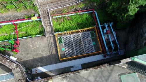 大觀一廠發電尾水經過4千多公尺長的引水隧道，先引入位於水里鄉鉅工村的銃櫃壩蓄水，再透過兩條壓力鋼管並利用140公尺的落差，輸送至水里坑發電所發電。