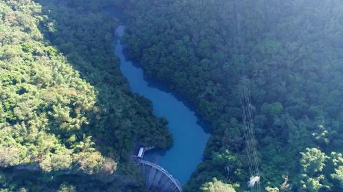 位於台灣南投縣水里鄉鉅工村，為一小型重力式曲線形混凝土重力壩。大觀電廠發電後的尾水經過引水隧道抵達銃櫃壩，再送往明潭電廠繼續發電。