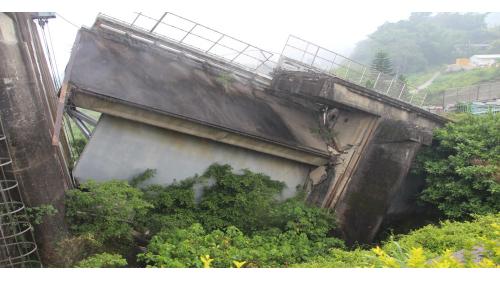 1999年921地震，造成車籠埔斷層錯動，破裂帶通過石岡壩第16號溢洪道，造成左岸隆起9.8公尺，右岸隆起2.2公尺，壩體受擠壓變形，石岡壩16、17、18號閘門及土木設施全毀，其餘閘門扭曲變形，閘門樞軸也偏移正常軌跡，閘門無法有效啟閉，造成台中地區缺水。