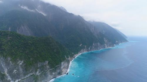 花蓮港:現今的蘇花公路就是日治時期的臨海道路,是台灣著名的景觀公路，沿路可見太平洋遼闊海景與峭壁山色。