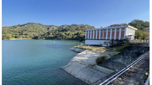 鯉魚潭水庫於1992年興建完成，是一座離槽水庫，位於大安溪支流景山溪下游，取水處由第一取水工及第二取水工並排取水，再由第一原水管配送至鯉魚潭淨水場使用。