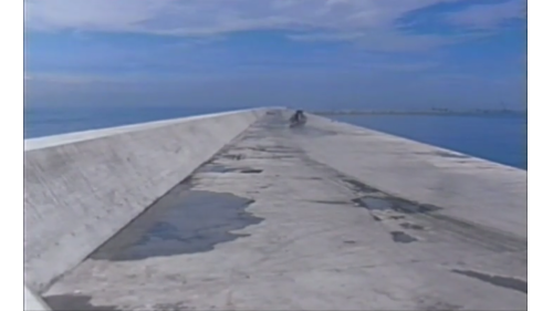 後期建港工程的最後一座沉箱於1989年3月13日清晨由安平港拖出，如此2325公尺的防波堤全部拖放完成。