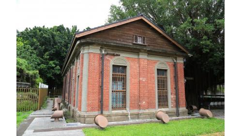 唧筒室(抽水機房)，於1930年建成，內配有抽水機，主要功能是透過抽水機進行水池、水塔及水井間的配水，機房以清水磚砌成屋身，是展現日治時期工藝技術的代表建築，經雲林縣政府於2006年登錄為縣定古蹟。