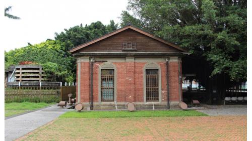 唧筒室(抽水機房)，於1930年建成，內配有抽水機，主要功能是透過抽水機進行水池、水塔及水井間的配水，機房以清水磚砌成屋身，是展現日治時期工藝技術的代表建築，經雲林縣政府於2006年登錄為縣定古蹟。