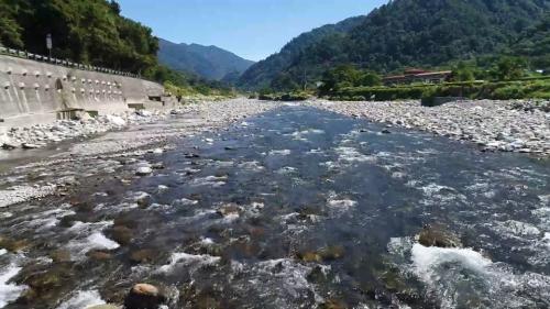  大甲溪源起南湖大山東峰，流至台中巿和平區的太保久附近，和伊卡丸溪匯流後始稱為大甲溪。主流長約125公里，流域面積廣達1,236平方公里。是為「中台灣的母親河」。