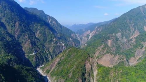 大甲溪源起南湖大山東峰，流至台中巿和平區的太保久附近，和伊卡丸溪匯流後始稱為大甲溪。主流長約125公里，流域面積廣達1,236平方公里。是為「中台灣的母親河」。