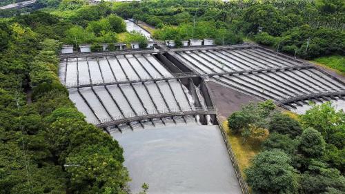 北岸沉砂池位於集集鎮草嶺巷，主要設施包括2座沉砂池、2門分水閘門、12門排砂閘門、2門退水閘門及1座巴歇爾水槽，每座沉砂池包含沉砂溝槽12道。