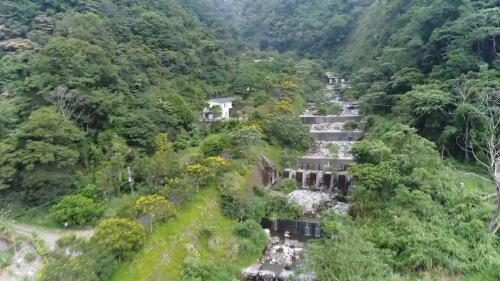 松鶴部落於921震災後，土質鬆軟，水土保持局為避免土石流再度發生，在松鶴一溪流動區內設置五座梳子壩防止巨石通過。下游並設置沉沙池，以防止土石進入居住區。