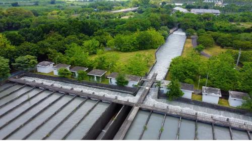 北岸沉砂池位於集集鎮草嶺巷，主要設施包括2座沉砂池、2門分水閘門、12門排砂閘門、2門退水閘門及1座巴歇爾水槽，每座沉砂池包含沉砂溝槽12道。