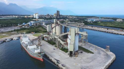 花蓮港為地方資源(如砂石、水泥等)型港埠，肩負東部地區產業輸運的重要責任，圖為亞洲水泥花蓮儲運站。