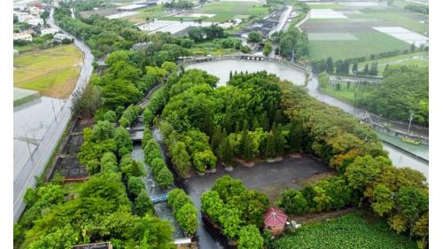 南岸聯絡渠道起自南岸沉砂池起，全長約38公厘，包括新建段15公里及擴建段23公里。由集集攔河堰取水後進入林內分水工之進水口。