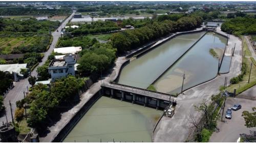 林內分水工與濁幹線林內二號進水口間，設置沉砂池乙座，採雙槽式交替利用，於單槽清除淤沙，另一槽通水，沉砂池通水量 54CMS ，每槽寬度 30 公尺，長度 120 公尺，單槽沉砂體積 7200 立方公尺，最大沉砂粒徑 0.2 公厘，淤滿後以機械方式清除。