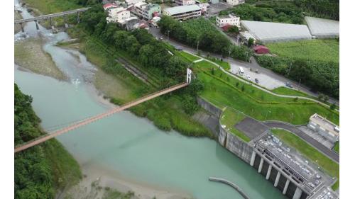 固床工，位於桶頭堰附近的桶頭橋及行正橋下游，可調控河道坡度，以穩固河床避免被沖刷。