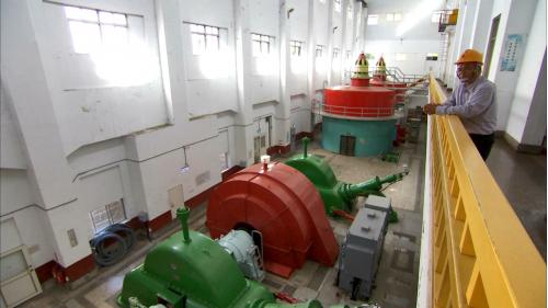 一、二號是從霧社水庫來的水庫式發電機組(直立式)，三號機是臥式的，這種混合的現象在其他的電廠是很少見的。