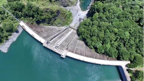 霧社大壩又稱為「萬大水庫」興建於1939年，1957年完工。壩頂標高1005.84公尺，最大壩身高度114公尺，壩頂長度205公尺，壩頂寬度7公尺，計畫有效蓄水量：14600萬立方公尺，2021年10月現存有效容量：3682萬立方公尺。