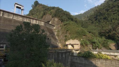 電廠、尾水隧道、電廠通道及電纜道等，均在距山頂200多公尺的腹地中，是大規模且施工艱鉅的地下土木結構，也是台電有史以來最龐大的水力發電工程，除進水口由中華工程施作外，所有地下工程全由榮工處承辦。