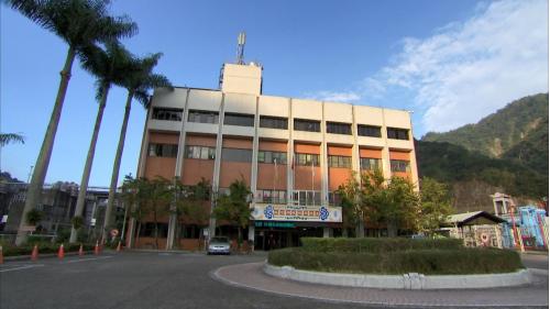 1985年8月，明湖抽蓄式水力發電廠整體興建工程正式完工，同年9月正式投入營運，隨即併入鄰近的大觀發電廠旗下，由大觀發電廠進行營運與管理事宜，明湖電廠也因此改名為「大觀發電廠大觀二廠」。