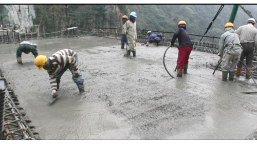 濁水溪流域新武界引水隧道過河段輸水鋼管拱橋澆注混凝土