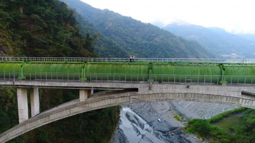 位於南投縣法治村武界壩下游約3.5公里處，採大跨度SRC拱肋拱橋跨越濁水溪，拱橋長約165公尺，距離河面達55公尺，鋼管是240公尺。