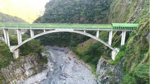 濁水溪流域新武界引水隧道過河段輸水鋼管拱橋位於南投縣法治村武界壩下游約3.5公里處