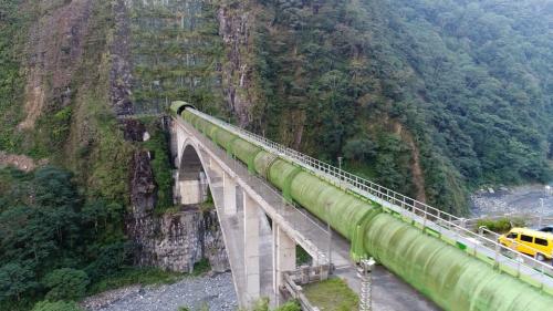 濁水溪流域新武界引水隧道過河段輸水鋼管拱橋位於南投縣法治村武界壩下游約3.5公里處