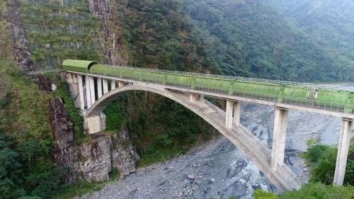 濁水溪流域新武界引水隧道過河段輸水鋼管拱橋位於南投縣法治村武界壩下游約3.5公里處