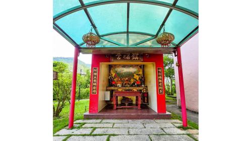 鎮福宮位於曾文溪畔旁，土地公、土地婆的仁慈庇佑，是遊客與居民祈願許願的地方！