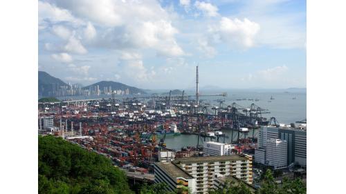  全世界的國際貿易港口約有2500多個，其中包括鹿特丹港、倫敦港、紐約港、新加坡港等等。圖中為香港的葵青貨櫃碼頭