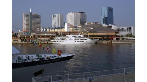  全世界的國際貿易港口約有2500多個，其中包括鹿特丹港、倫敦港、紐約港、新加坡港等等。圖中為日本的神戶港