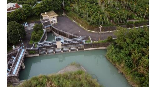 進水口、排砂道、滾輸式直升閘門。