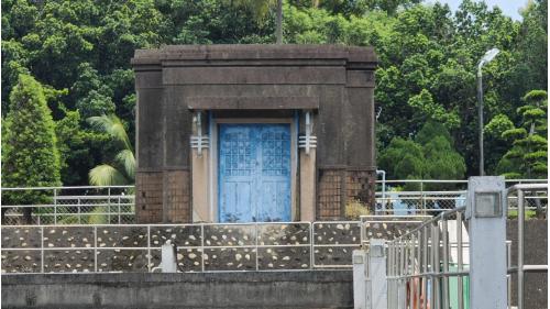 嘉義水源地現存一座方形之濾過井，建於西元1933年，井體壁體為鐵筋混凝土構造，與其三棟不同；表面水泥粉光，牆基面貼十三溝面磚。屋頂為鐵筋混凝土為平屋頂，屋頂四周有高 20cm 之女兒牆，並有兩處圓孔，推測為通氣孔。入口雨遮下方有斜撐支撐其重量。大門為左右推拉門形式，正面上半部以3公分之格柵分隔成24格子，下半部與背面為木板拼接；窗戶外側左右兩邊上緣有流線型窗飾，鐵鑄造而成。室內地坪水泥砂漿粉光層，並無鋪貼任何地磚。現已登錄為嘉義市定歷史古蹟。