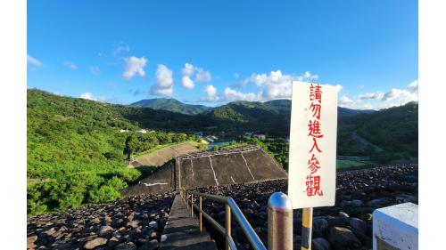 走在壩頂觀景區，石門村景色盡收眼底.