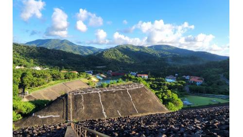 走在壩頂觀景區，石門村景色盡收眼底.