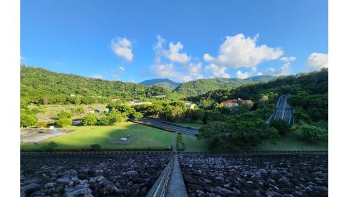 走在壩頂觀景區，石門村景色盡收眼底.