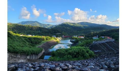 走在壩頂觀景區，石門村景色盡收眼底。遠眺蓄水區全景，悠悠白雲與綠色山脈倒映在湖面.