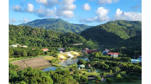 走在壩頂觀景區，石門村景色盡收眼底。遠眺蓄水區全景，悠悠白雲與綠色山脈倒映在湖面，令人心曠神怡.