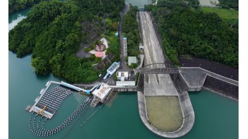 南化水庫溢洪道為無閘門控制馬蹄型溢流堰，後接陡槽及跳斗，溢流堰頂長197公尺，溢洪道長543.75公尺，設計溢洪量為每秒4332噸。