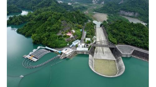 南化水庫溢洪道為無閘門控制馬蹄型溢流堰，後接陡槽及跳斗，溢流堰頂長197公尺，溢洪道長543.75公尺，設計溢洪量為每秒4332噸。