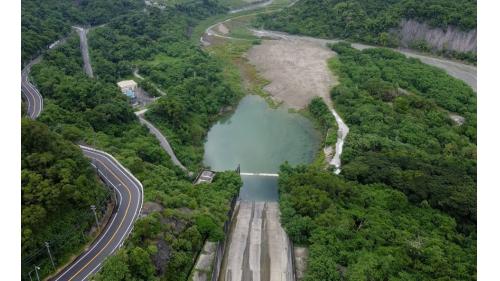 南化水庫溢洪道為無閘門控制馬蹄型溢流堰，後接陡槽及跳斗，溢流堰頂長197公尺，溢洪道長543.75公尺，設計溢洪量為每秒4332噸。