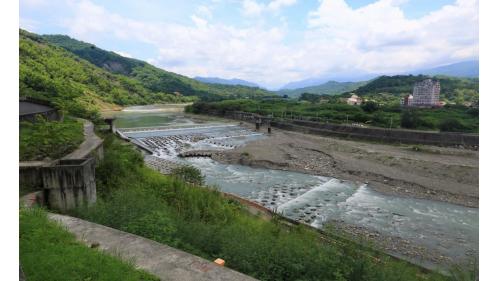 由於南化水庫集水區上游降雨少，於1994年6月動工進行第二期南化水庫越域引水工程計畫，於高雄甲仙大橋上游建造甲仙攔河堰，其主要功能係為攔截旗山溪的溪水，藉由輸水隧道越域引水，將旗山溪溪水送至南化水庫利用。