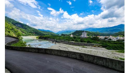 由於南化水庫集水區上游降雨少，於1994年6月動工進行第二期南化水庫越域引水工程計畫，於高雄甲仙大橋上游建造甲仙攔河堰，其主要功能係為攔截旗山溪的溪水，藉由輸水隧道越域引水，將旗山溪溪水送至南化水庫利用。