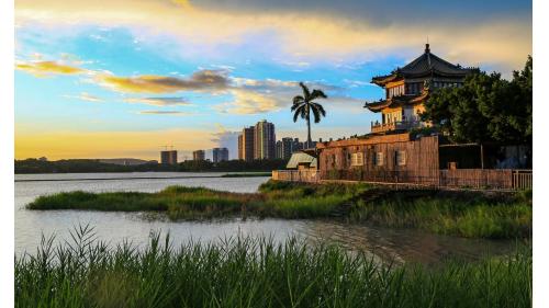 得月樓。「蓬島湧金」是澄清湖風景特定八景之一，於位澄清湖東岸，每屆黃昏日落時分，夕陽灑在河水上的光，像是許多金針銀線，隨著水波晃動著，令人陶醉！