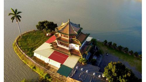 得月樓。「蓬島湧金」是澄清湖風景特定八景之一，於位澄清湖東岸，每屆黃昏日落時分，夕陽灑在河水上的光，像是許多金針銀線，隨著水波晃動著，令人陶醉！