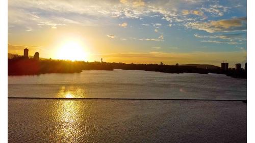 得月樓畔夕照。「蓬島湧金」是澄清湖風景特定八景之一，於位澄清湖東岸，每屆黃昏日落時分，夕陽灑在河水上的光，像是許多金針銀線，隨著水波晃動著，令人陶醉！