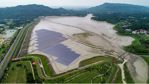 澄清湖淨水場的淨水流程為自澄清湖取水後，經前臭氧接觸槽後進入膠凝、沉澱池、結晶軟化反應槽，使水質澄清，澄清後之水送至快濾池過濾，最後經生物活性碳濾床移除水中剩餘殘餘物質，存放至清水池並配送至市區。