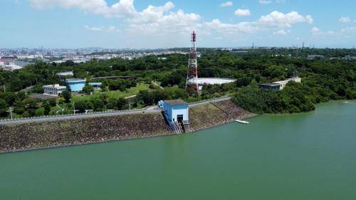 鳳山淨水場取水口。為靠岸斜槽式滑動閘門，分層開啟閘門取水。