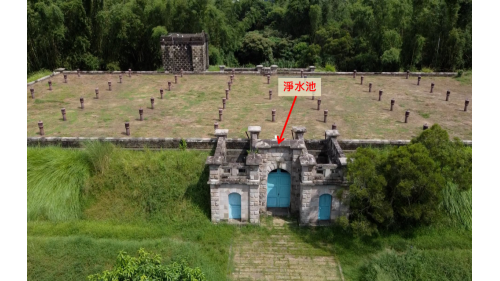 淨水池，外觀為天然石材與仿石塊兩種組合而成之灰色建物，形制固若城堡。