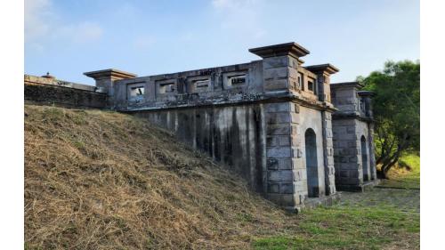 淨水池，外觀為天然石材與仿石塊兩種組合而成之灰色建物，形制固若城堡。