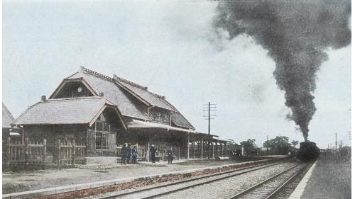 萬華原稱艋舺，第一代萬華車站建於光緒27年（1901）8月25日，當時名為「艋舺站」，係簡陋站亭，位於今愛國西路與中華路交叉處，直至1918年遷移現址(今艋舺大道與康定路口)。
 